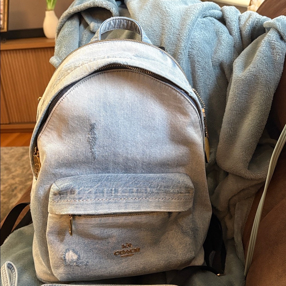Coach in loved denim, small back pack with wallet. - Picture 2 of 10